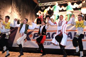 Учасники фестивалю танцюють "Аркан"