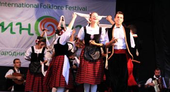 Учасники фестивалю танцюють 