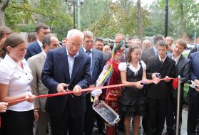 Микола Азаров перерізає символічну стрічку