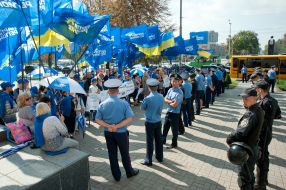 Police officers near the supporters of language law