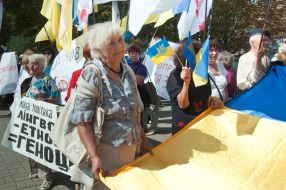 Оponents of language law