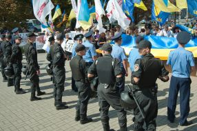 Police officers near the opponents of language law