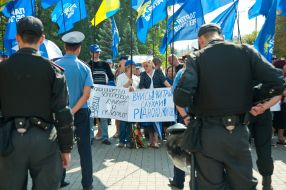 Police officers near the supporters of language law