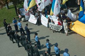 Police officers near the opponents of language law