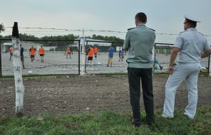 The convict play football 