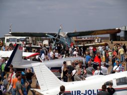 Участники фестиваля возле аэропланов