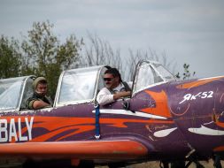 Участники фестиваля сидят в аэроплане