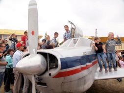 Участники фестиваля возле аэроплана