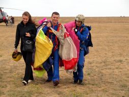 Участники фестиваля с парашютами