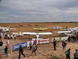 Участники фестиваля возле аэропланов