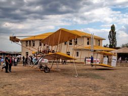 Участники фестиваля возле аэроплана