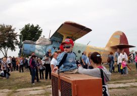 Участники фестиваля возле аэроплана