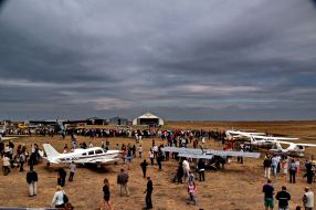 Участники фестиваля возле аэропланов