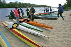 Учасники змагань з веслування на байдарках і каное