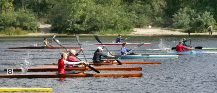 Учасники змагань з веслування на байдарках і каное