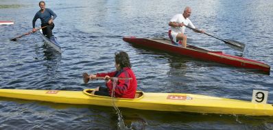Учасники змагань з веслування на байдарках і каное