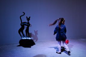 Девочка возле скульптуры в виде кошки