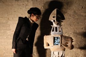 Женщина рассматривает скульптуру 