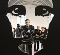 Посетители рассматривают инсталляцию