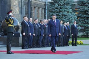 Виктор Янукович и члены украинской делегации