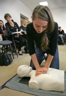 Студентка  вчиться робити штучне дихання