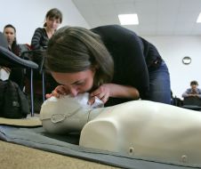 Студентка  вчиться робити штучне дихання