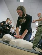 Студентка  вчиться робити штучне дихання