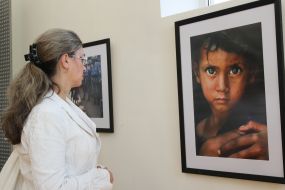 Женщина рассматривает фотографию