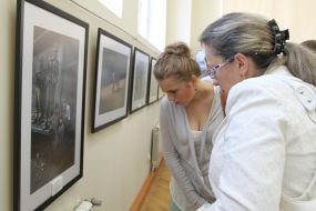 Посетители рассматривают фотографии