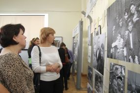 Посетители рассматривают фотографии