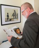 Мужчина рассматривает буклет