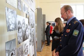 Мужчина рассматривает фотографию