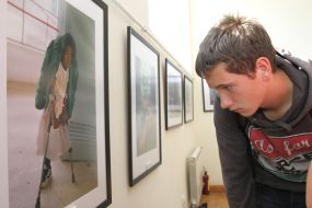 Молодой человек рассматривает фотографию