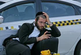 Хасид сидить біля таксі