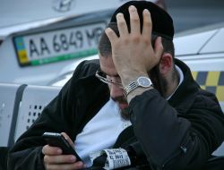 Хасид сидить біля таксі