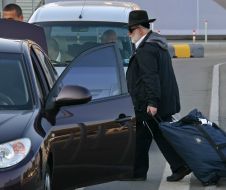 Хасид із валізою