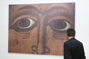 Відвідувач виставки розглядає ікони