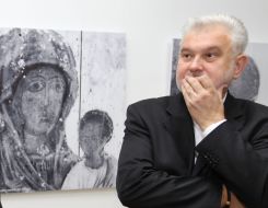 Відвідувач виставки розглядає ікони