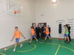 Nikolaj Azarov examines the gym