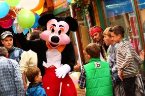 Animator entertains children