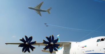 Самолет Ан-225 "Мрия" и АН-70