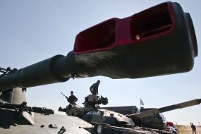 The soldiers on the tank