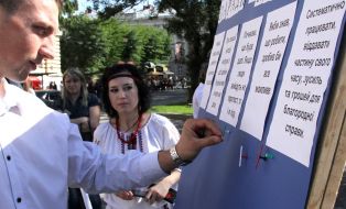 Participant in an event at the board poll