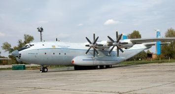 The plane AN-22