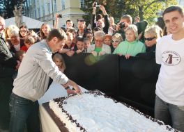 Валерій Гончаров розрізає торт 