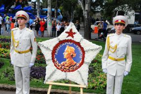 Flower composition in the form of the Order of Suvorov