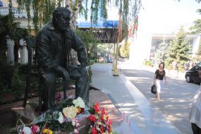 Monument to Yulian Semenov