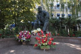 Monument to Yulian Semenov
