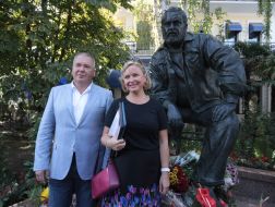 Александр Рукавишников и Ольга Семенова возле памятника Юлиану Семенову