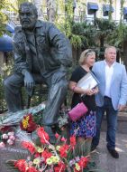 Александр Рукавишников и Ольга Семенова возле памятника Юлиану Семенову